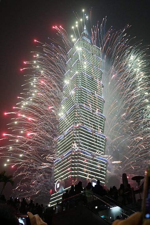 次から次へといろん花火が放たれ