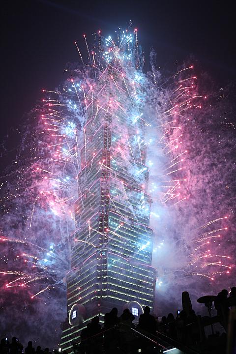 色とりどりの花火が上に横に広がっていきます