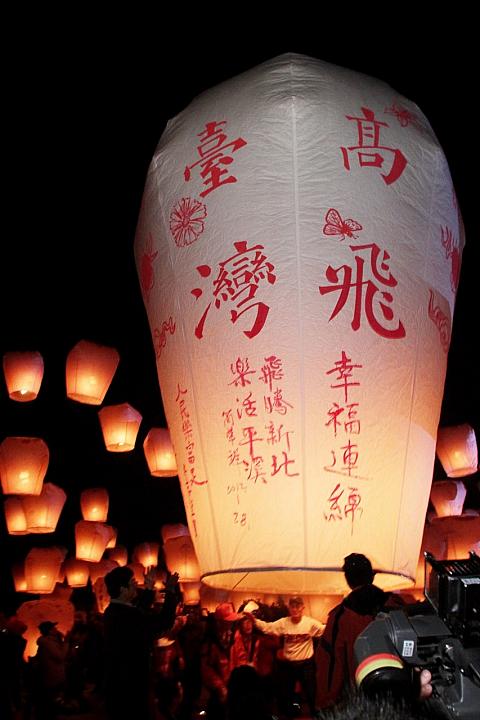 3/5（木）は十分廣場で行われます。フェスティバルの最後となる日には、「剪紙（切り絵）」をテーマにしたメインランタンが登場！500の剪紙を使用し、20フィートにもなる大型ランタンです！