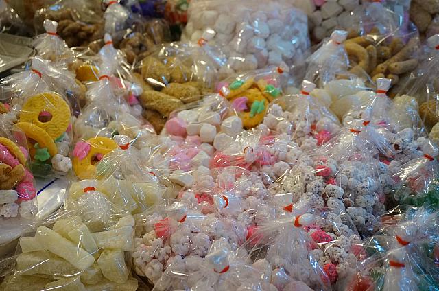 ピンクの混ざったお菓子も、多くみかけました。おめでたいですね♪