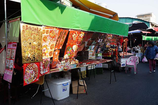 たくさん軒を連ねる紅いお飾りのお店。年の瀬だな～