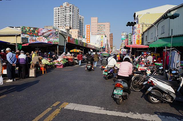大みそかが近くなると、路上がすべてバイクでうめつくされる崇徳市場