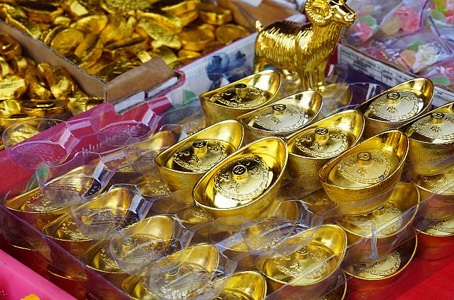 こちらは、昔のお金をかたどった縁起のいいお菓子。中にチョコレートが入っていて、子供たちにも喜ばれますよ