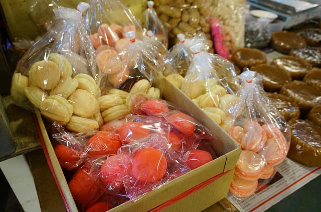 いつもは白だけの台湾式マカロンも、年の瀬はやっぱり紅白で！