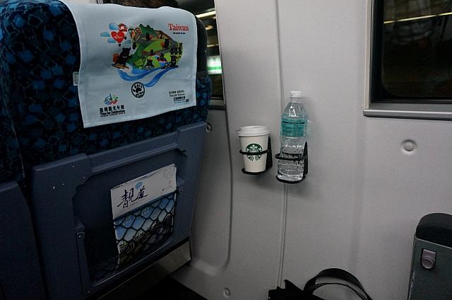 朝寝坊してしまい、車内で朝ごはんを食べようと思っていたのに、テーブルが見当たらない・・・＞＜