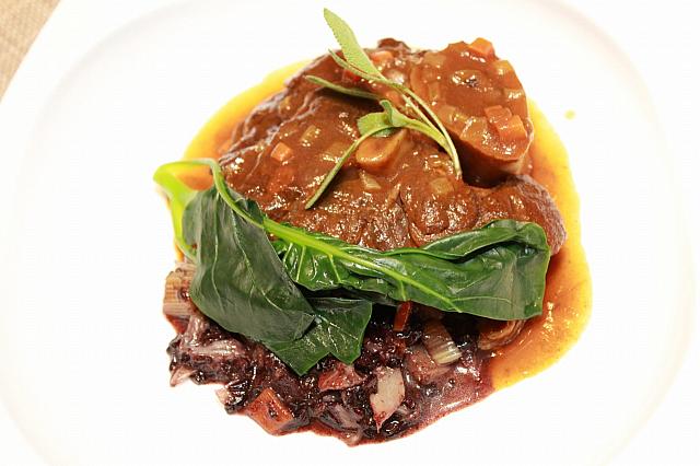 お肉を口に入れた途端、ほろほろと溶けていく「勃根地紅酒燉牛膝」はレストランでも人気の商品！