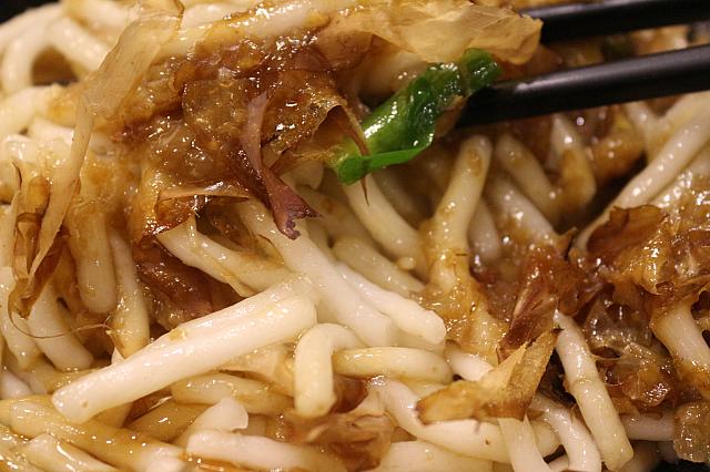 米苔目は米粉から作った丸くてブツブツ切れる麺、夏場はカキ氷などのスイーツにも入っています