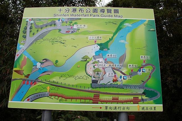日ごろの運動不足で結構歩いてきたと感じたのですが、滝まではまだまだでした…涙