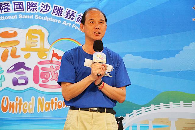 「今年は13カ国27名のサンドアーティストを招待し、7月12日まで開催日が延長されます！」と強調した方正光東北角暨宜蘭海岸國家風景區管理處處長