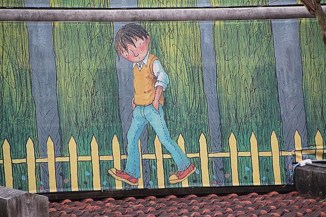 ジミーは宜蘭出身なんです、駅には旅に出るような？少年も描かれています