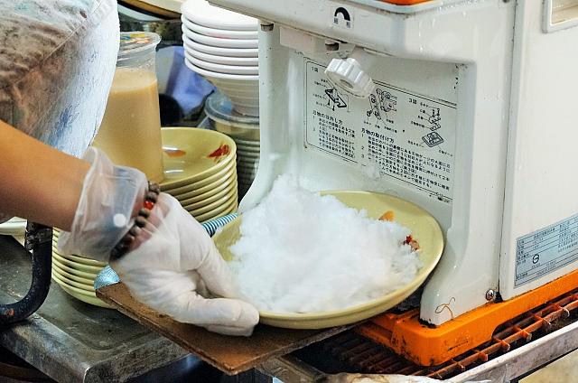 お次は、かき氷をどっさりのせて…