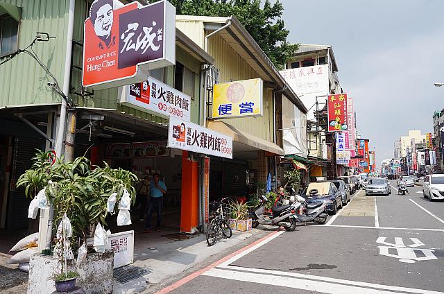 民生路のこのあたり一帯は、フルーツ、かき氷、小吃店などが軒を連ねるステキな通り！
