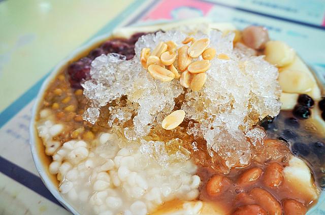 いちばんのおすすめはこちら♪<br>定番の八寶豆花加冰。このボリュームで40元なんて、南国ならでは！