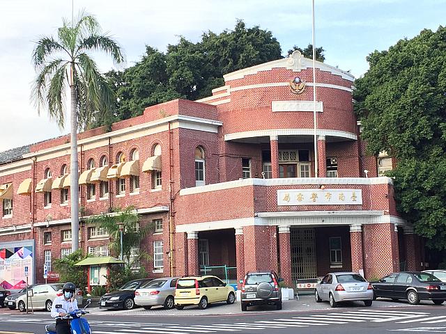 その後は市内へ～孔子廟付近の日本時代の建築を見て回ります、こちらは現在も警察です