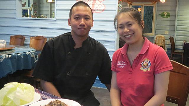 台湾生まれの柯さん（左）と奥さんの陳さん
