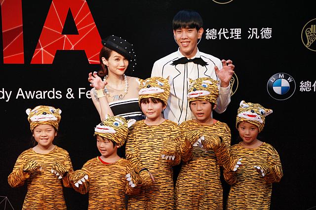 慢慢說樂團は虎の格好をした5人のちびっこと一緒に登場♪