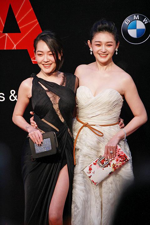 仲良し姉妹のSOSもレッドカーペットを沸かせました。授賞式ではプレゼンターを務めましたが、小Sの毒舌はここでも止まらず笑いを取っていましたよ～♪