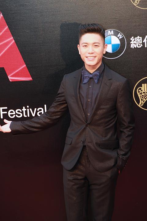 イケメンと言えば忘れてはいけないのが韋禮安！黒のスーツに紺色の蝶ネクタイを締めて登場です♪