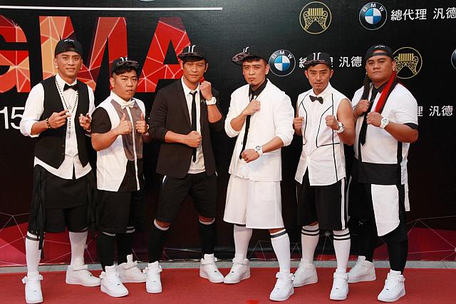 アーメイが描かれた帽子をかぶって登場したBoxing樂團