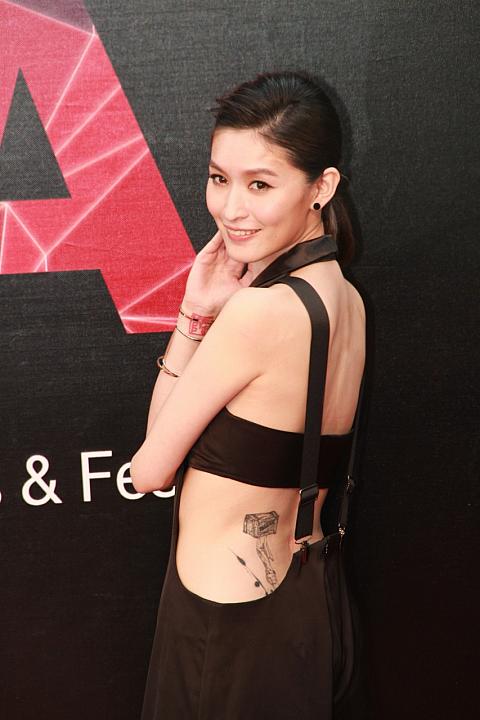 クリス・クアン（管罄）：腰のくびれが強調されてセクシー！