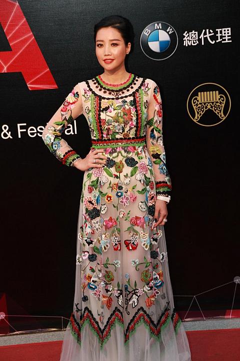 A-Lin：阿美族の衣装のようなデザインのドレス。この模様はすべて刺繍でした！