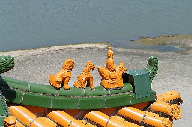 蓮池潭を見つめているのでしょうか？