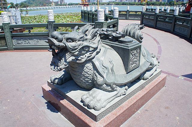 龍虎塔の前には龍の頭をもつ亀（贔屭（龍龜））の石造が！