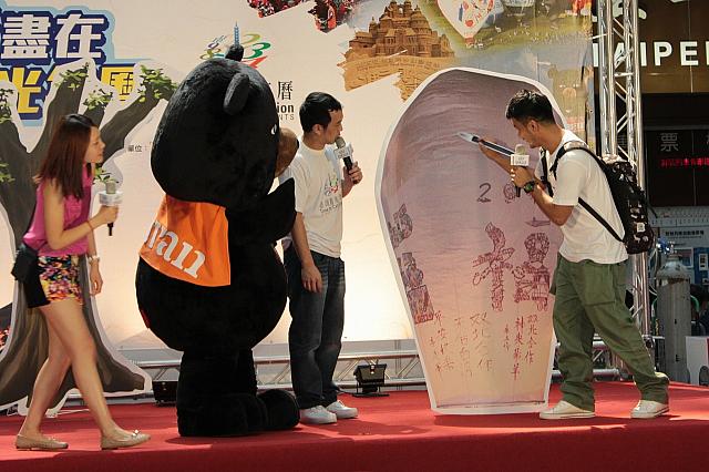 その月に開催されるイベントのうち、もっとも興味のあるものを選び、お友達へLINE、facebook、メールを介してメッセージ（禮物卡）を送ればOK!