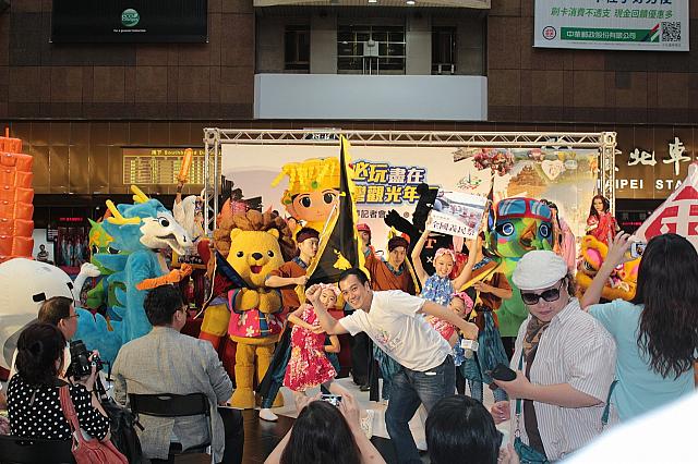 というわけで、台湾のイベントを一挙に紹介してくれる記者会見があると聞きつけ台北駅へ。<br>何やら台湾のゆるキャラが大集合してダンスを始めました～！