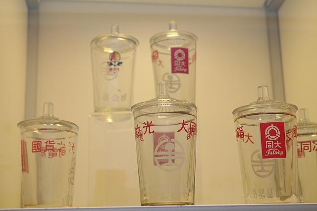 お弁当と一緒にお茶を飲む用のフタ付きコップはとってもレトロなデザインで気に入ってしまいました～ロゴマークも付いています