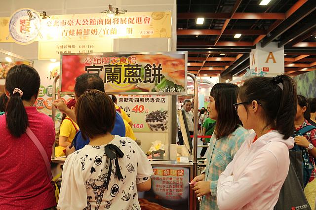 宜蘭から来た「宜蘭蔥餅」はひと際目立って長蛇の列を作っていました。宜蘭名産の三星ネギを使っているので、より美味しいのでしょうね