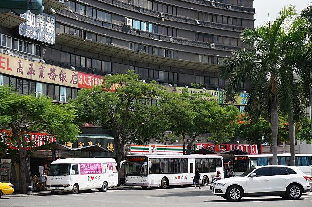 台鉄「台南」駅を出て右手にある7-11の前にあるバス停から…
