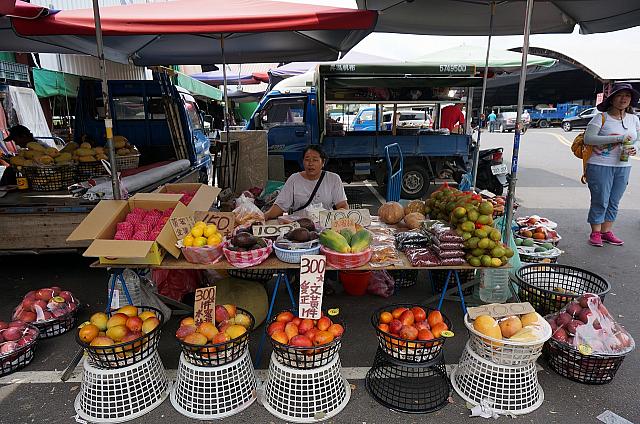 籠買いは無理だけど、このミニバスケットに入ってるくらいなら、旅行中に食べられるかも？