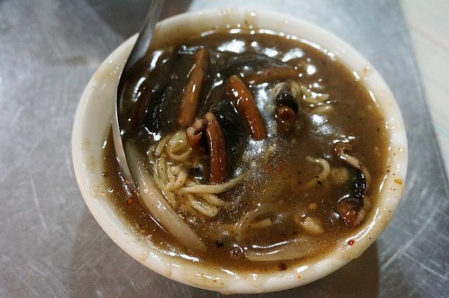 「鱔魚意麺」80元はあんかけ麺のようで、甘酸っぱいお汁を楽しみたい方はこちらをどうぞ！<br>しか～～し、ナビは香ばしい炒めた方を大プッシュいたしますよ～！田うなぎの量も乾炒の方が多いんです♪