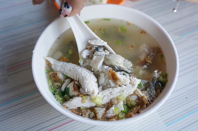 ナビは綜合を頼んでみました。大振りの魚が嬉しい～☆豪華お茶漬けといった感じでしょうか？<br>朝からさささぁ～～っと栄養のあるものが食べられるなんて、台南人は本当に幸せです！