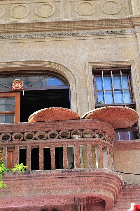 漢方を天日干ししています