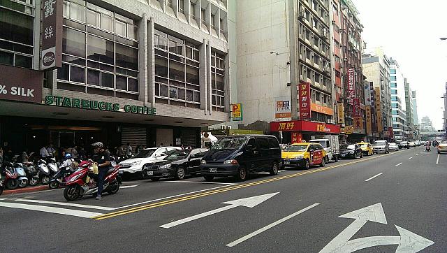 ノンノ～～～ン！行列はお店のある長安東路から松江路まで延びていました…