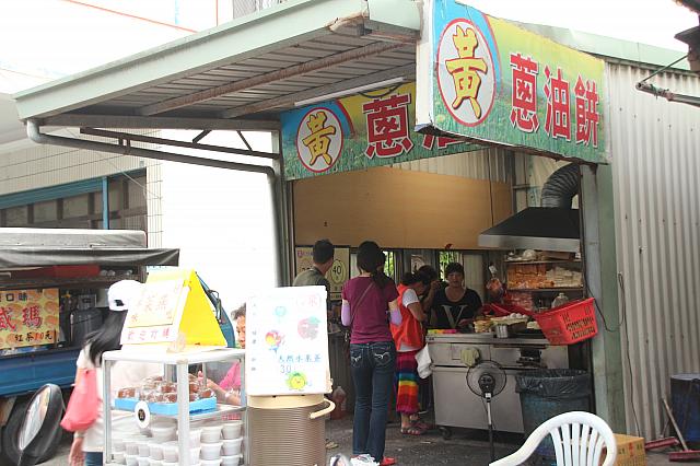 さっそく！食べます。行列の葱油餅の店へ！