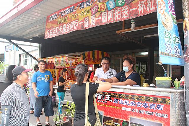 お隣も有名な原住民餅の店、月桃葉で包んだ肉入りのお餅です♪