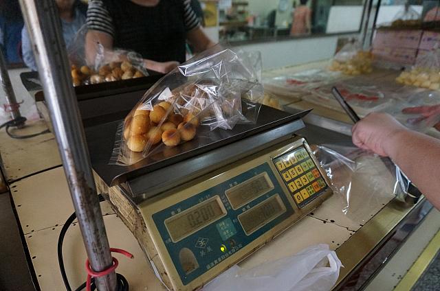 こちらはドーナツなどの商品を除き、100ｇ50元で売られています