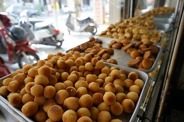 こんがり焼かれた乳ボーロみたいなものは「椰子球」という名前で、ココナッツ味のボーロです。