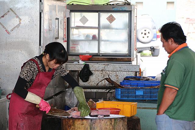 市場内では、調理場もあり