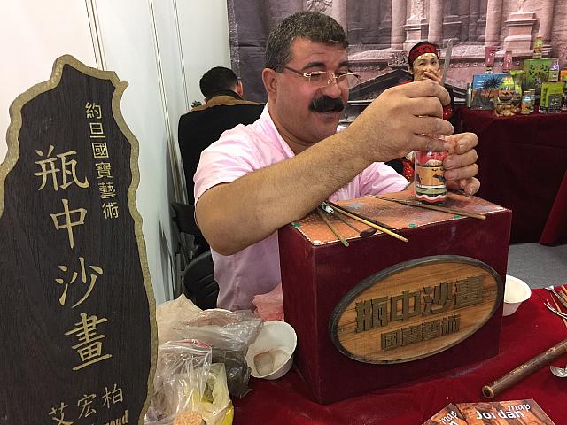 パフォーマンスあり（瓶の中に絵を描いています、ヨルダンから）