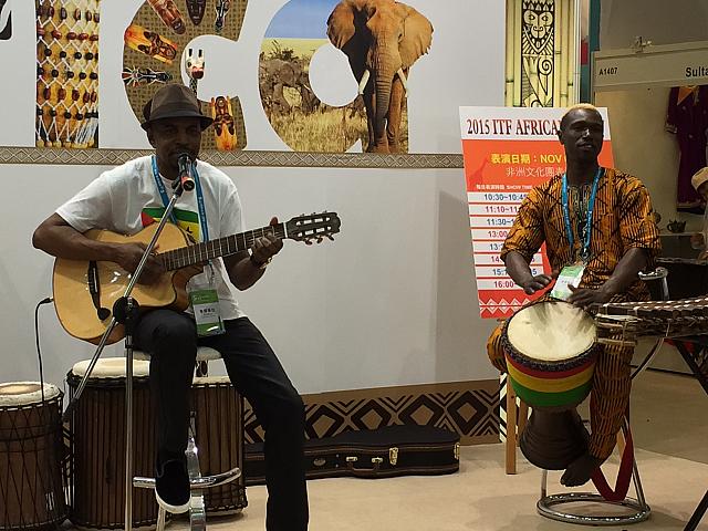 歌あり（アフリカのブースにて）
