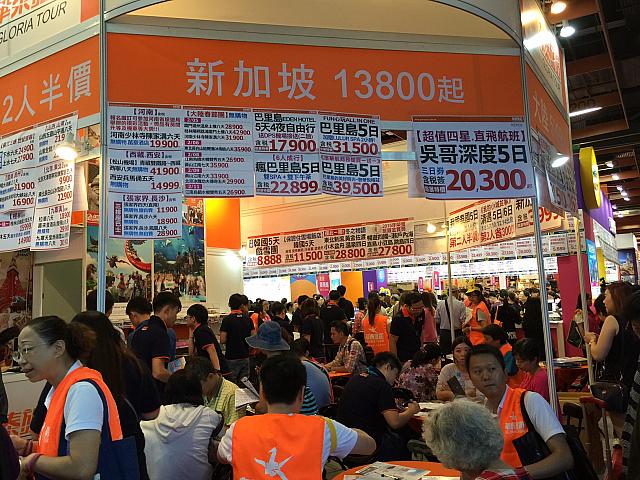 台湾ブースはとにかくこんな感じで文字攻勢。見るのに疲れます。ちなみに呉哥は、アンコールワットのことで5日間で20300元（7万円ちょっと？かな）