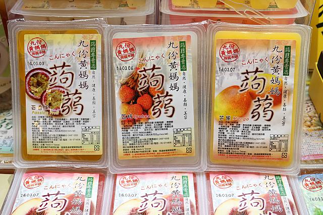 左からパッションフルーツ、ライチ、マンゴー、台湾フルーツなら他にはパイナップル味もおいしい！