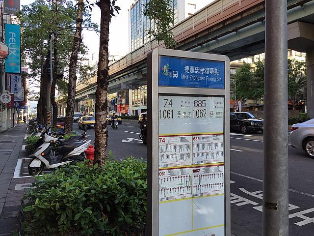 復興南路一段沿いにバス停があります。高架道路が見えますか？