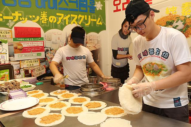 日本語でピーナッツ巻のアイスクリーム、と書いてます。Ｔシャツでも宣伝～！