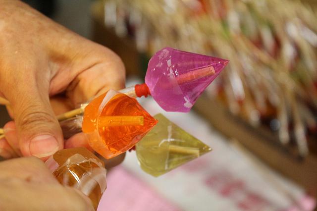 すぐ食べるなら上半分を切ってくれます、見えます？