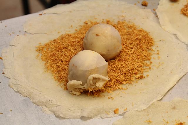 アイスを2個、香菜はこの上にパラパラ